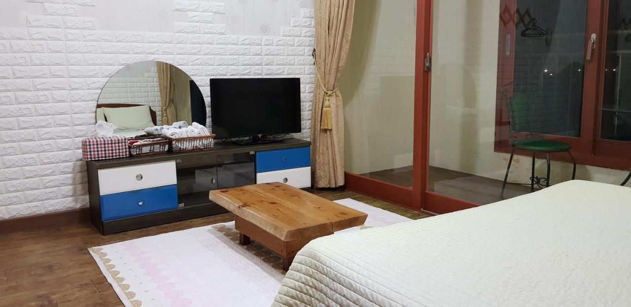Jun House Vandrarhem Jeju Exteriör bild