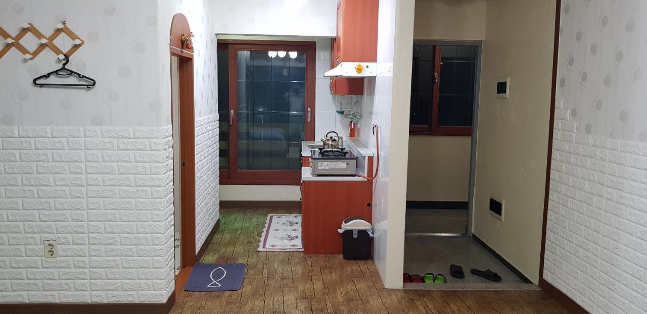 Jun House Vandrarhem Jeju Exteriör bild